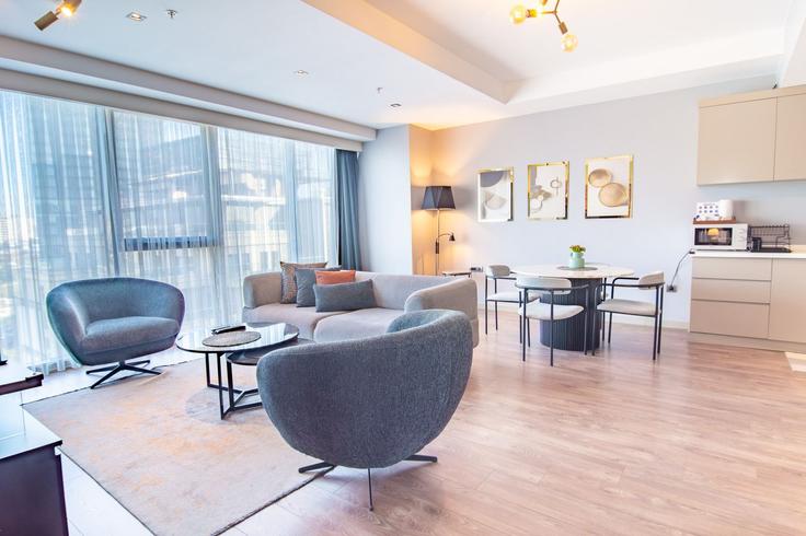 Elegante sala de estar con mobiliario moderno en un apartamento en Building Taşocağı Yolu Caddesi - ipmhomes - 1502858 en Bağcılar, İstanbul