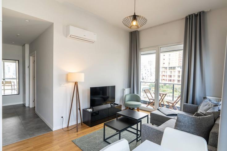 Elegant gestaltetes Wohnzimmer mit moderner Einrichtung in einer Wohnung im Building Cendere Caddesi - ipmhomes - 1335805 in Kağıthane, İstanbul Elegant gestaltetes Wohnzimmer mit moderner Einrichtung in einer Wohnung im Building Cendere Caddesi - ipmhomes - 1335805 in Kağıthane, İstanbul