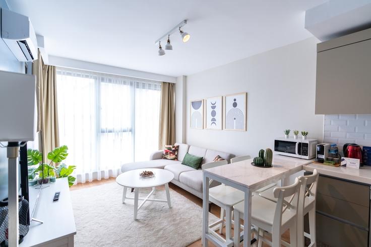 Elegant gestaltetes Wohnzimmer mit moderner Einrichtung in einer Wohnung im Building Ahu Sokak - ipmhomes - 1335797 in Eyüpsultan, İstanbul