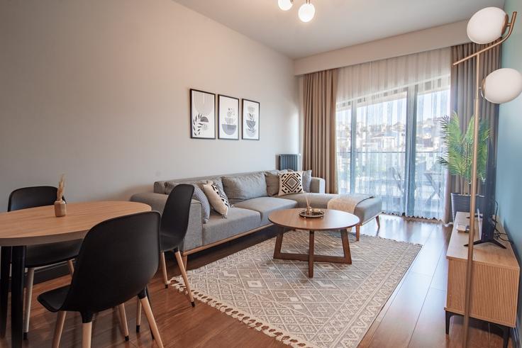 Sala de estar elegantemente projetada com móveis modernos em um apartamento no Building Kurtuluş Deresi Caddesi - ipmhomes - 1335856 em Beyoğlu, İstanbul Sala de estar elegantemente projetada com móveis modernos em um apartamento no Building Kurtuluş Deresi Caddesi - ipmhomes - 1335856 em Beyoğlu, İstanbul