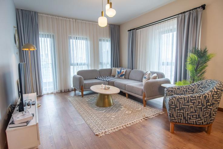 Salle de séjour élégante avec mobilier moderne dans un appartement à Building Taşocağı Yolu Caddesi - ipmhomes - 1335850 à Bağcılar, İstanbul