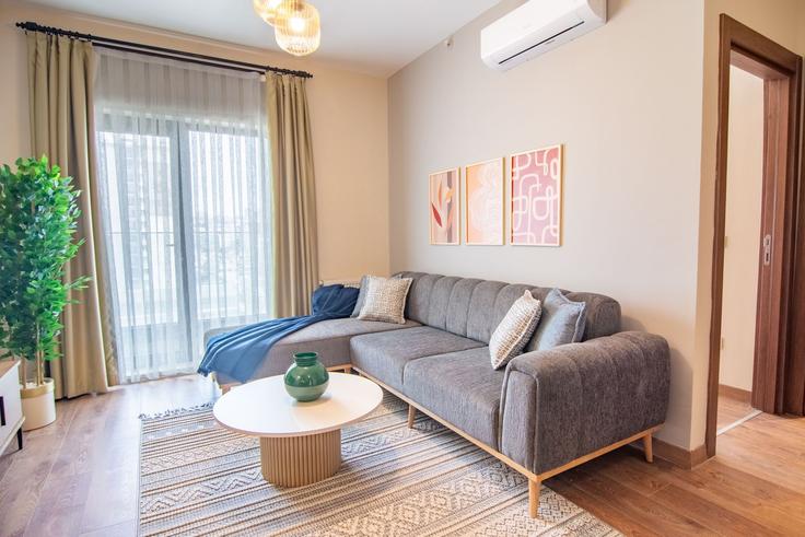 Salle de séjour élégante avec mobilier moderne dans un appartement à Building Taşocağı Yolu Caddesi - ipmhomes - 1335806 à Bağcılar, İstanbul Salle de séjour élégante avec mobilier moderne dans un appartement à Building Taşocağı Yolu Caddesi - ipmhomes - 1335806 à Bağcılar, İstanbul