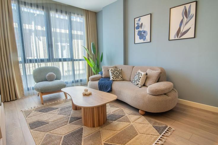 Building Çobanoğlu Sokak - ipmhomes - 1335867 adresindeki bir dairede modern mobilyalarla zarif bir şekilde tasarlanmış oturma odası Şişli, İstanbul