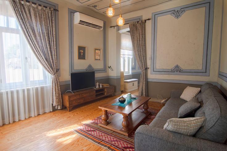 Elegant gestaltetes Wohnzimmer mit moderner Einrichtung in einer Wohnung im Building Faik Paşa Caddesi - ipmhomes - 1335855 in Beyoğlu, İstanbul