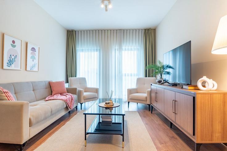 Elegante sala de estar con mobiliario moderno en un apartamento en Building Taşocağı Yolu Caddesi - ipmhomes - 1502857 en Bağcılar, İstanbul