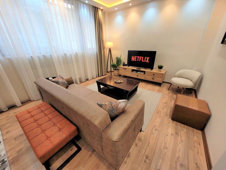 Elegante sala de estar con mobiliario moderno en un apartamento en Building Pürtelaş Sokak - ipmhomes - 1335870 en Beyoğlu, İstanbul Elegante sala de estar con mobiliario moderno en un apartamento en Building Pürtelaş Sokak - ipmhomes - 1335870 en Beyoğlu, İstanbul