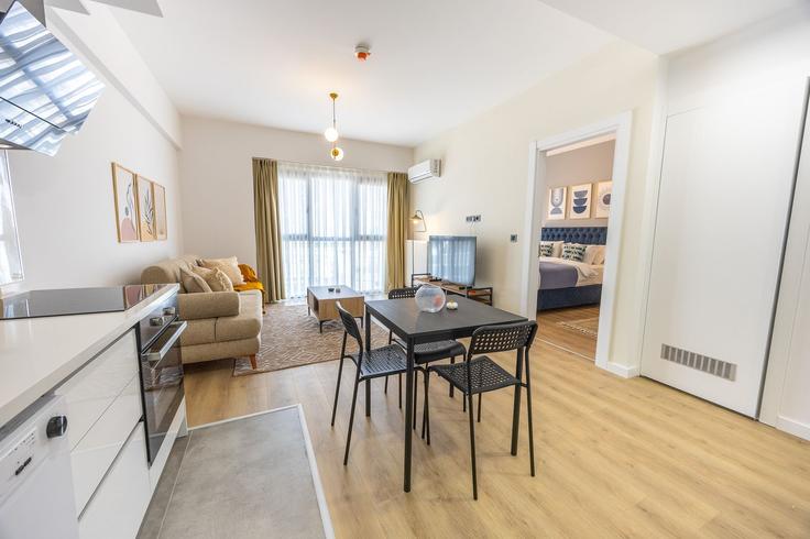 Sala de estar elegantemente projetada com móveis modernos em um apartamento no Building Bahar Caddesi - ipmhomes - 1514653 em Bağcılar, İstanbul