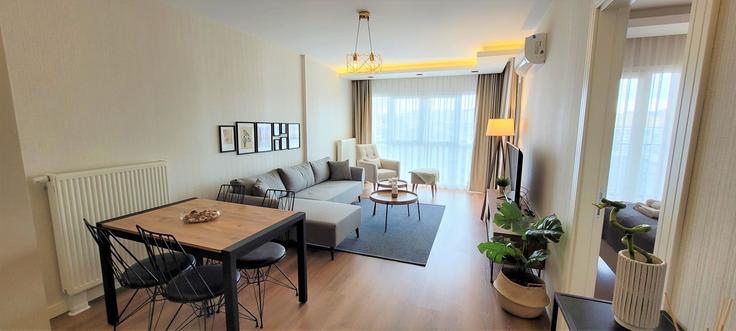 Salle de séjour élégante avec mobilier moderne dans un appartement à Building Eğitim Vadisi Bulvarı - ipmhomes - 1335789 à Beylikdüzü, İstanbul