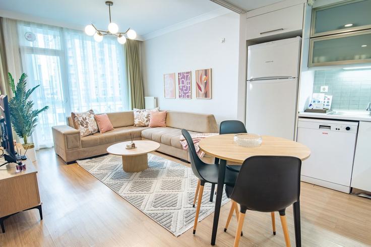 Salle de séjour élégante avec mobilier moderne dans un appartement à Building Gazi Yaşargil Caddesi - ipmhomes - 1502850 à Başakşehir, İstanbul