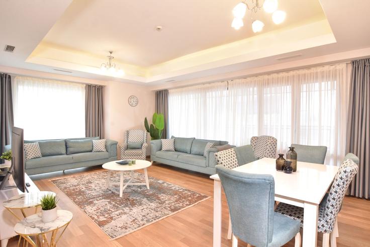 Sala de estar elegantemente projetada com móveis modernos em um apartamento no Building 1453 Caddesi - ipmhomes - 1335820 em Sarıyer, İstanbul