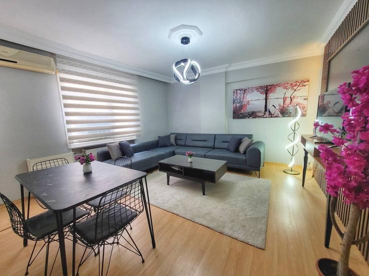 Salle de séjour élégante avec mobilier moderne dans un appartement à Building Atelye Sokak - ipmhomes - 1335843 à Avcılar, İstanbul