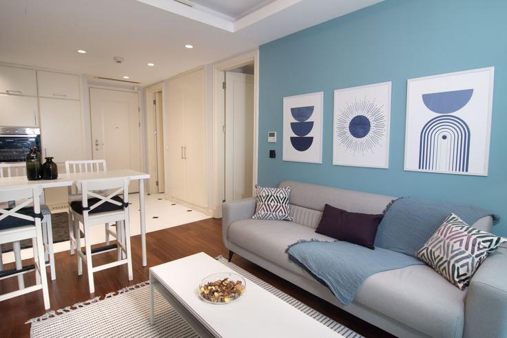 Sala de estar elegantemente projetada com móveis modernos em um apartamento no Building Kurtuluş Deresi Caddesi - ipmhomes - 1335857 em Beyoğlu, İstanbul Sala de estar elegantemente projetada com móveis modernos em um apartamento no Building Kurtuluş Deresi Caddesi - ipmhomes - 1335857 em Beyoğlu, İstanbul