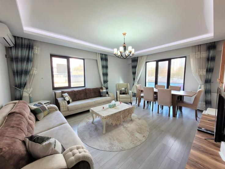 Building Adile Naşit Bulvarı - ipmhomes - 1335804 adresindeki bir dairede modern mobilyalarla zarif bir şekilde tasarlanmış oturma odası Esenyurt, İstanbul Building Adile Naşit Bulvarı - ipmhomes - 1335804 adresindeki bir dairede modern mobilyalarla zarif bir şekilde tasarlanmış oturma odası Esenyurt, İstanbul