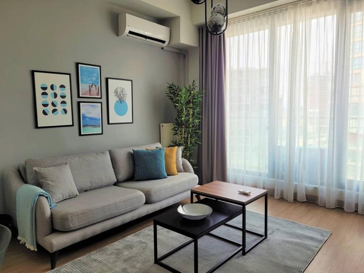 Salle de séjour élégante avec mobilier moderne dans un appartement à Building Gazi Yaşargil Caddesi - ipmhomes - 1335819 à Başakşehir, İstanbul