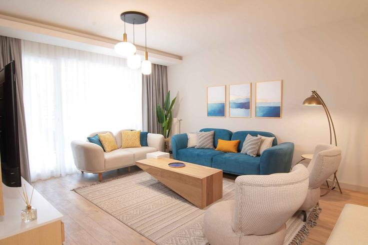Salle de séjour élégante avec mobilier moderne dans un appartement à Building İbrahim Müteferrika Caddesi - ipmhomes - 1335803 à Beylikdüzü, İstanbul