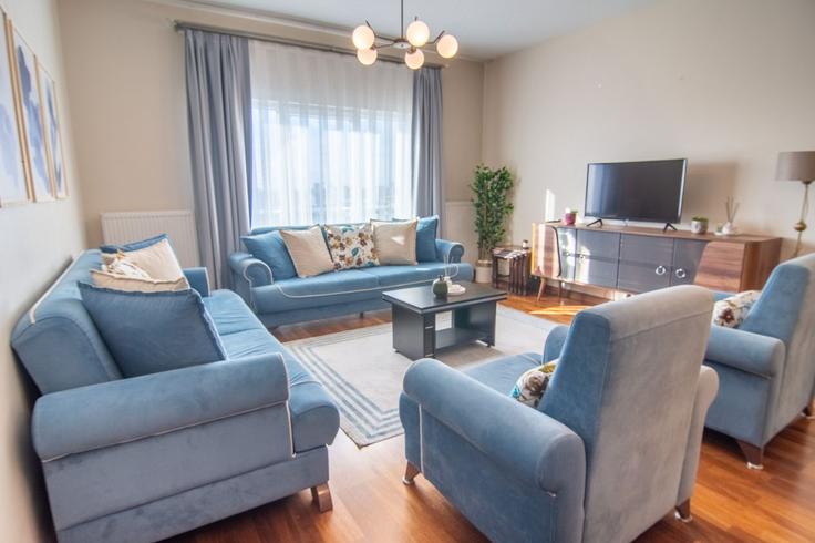 Salle de séjour élégante avec mobilier moderne dans un appartement à Building Yeşilvadi Caddesi - ipmhomes - 1502861 à Başakşehir, İstanbul