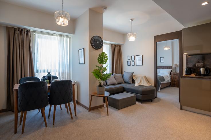 Salle de séjour élégante avec mobilier moderne dans un appartement à Building Yenibosna Kavşağı - ipmhomes - 1335861 à Bakırköy, İstanbul