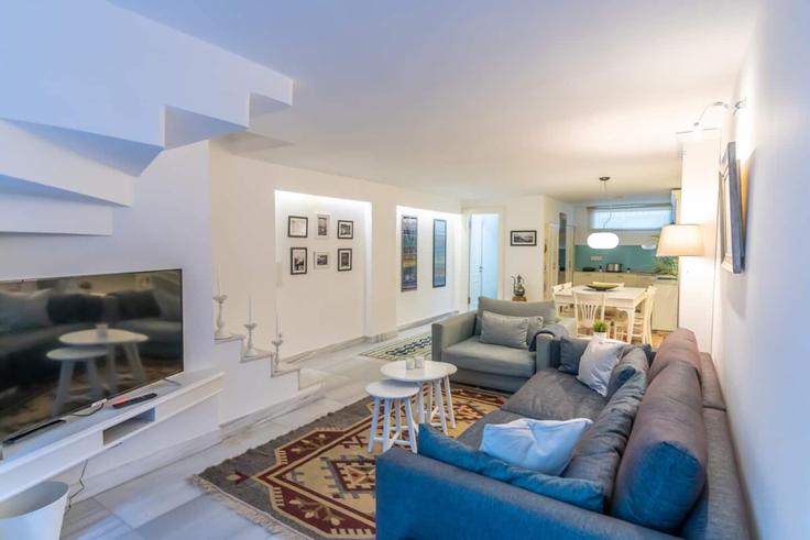 Sala de estar elegantemente projetada com móveis modernos em um apartamento no Building Kadiriler Yokuşu - ipmhomes - 1335860 em Beyoğlu, İstanbul