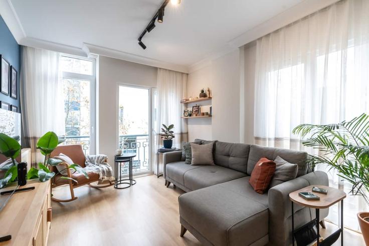 Elegant gestaltetes Wohnzimmer mit moderner Einrichtung in einer Wohnung im Building Bahçe Sokak - ipmhomes - 1335776 in Kağıthane, İstanbul Elegant gestaltetes Wohnzimmer mit moderner Einrichtung in einer Wohnung im Building Bahçe Sokak - ipmhomes - 1335776 in Kağıthane, İstanbul