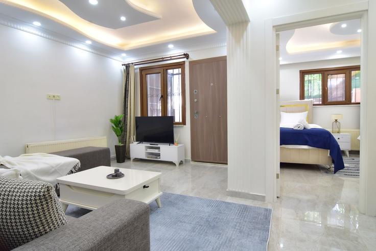 Salle de séjour élégante avec mobilier moderne dans un appartement à Building Görgülü Sokak - ipmhomes - 1335845 à Beylikdüzü, İstanbul