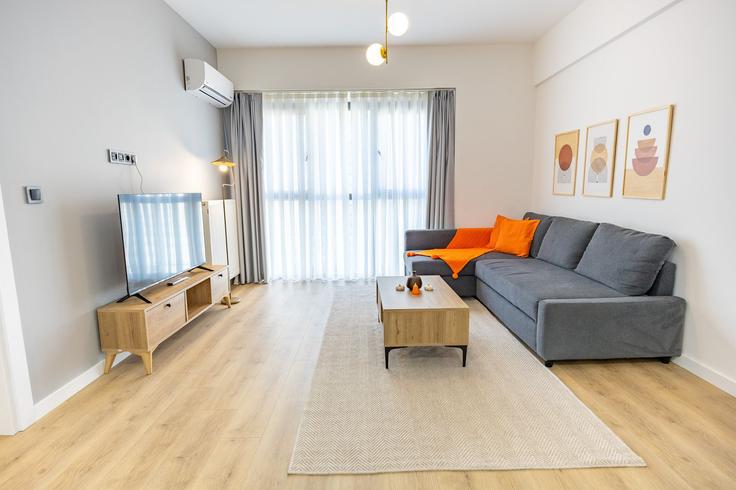Elegant gestaltetes Wohnzimmer mit moderner Einrichtung in einer Wohnung im Building Bahar Caddesi - ipmhomes - 1514651 in Bağcılar, İstanbul
