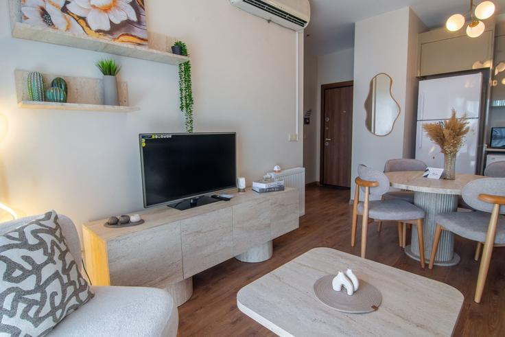 Elegante sala de estar con mobiliario moderno en un apartamento en Building Taşocağı Yolu Caddesi - ipmhomes - 1335814 en Bağcılar, İstanbul