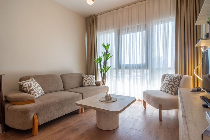 Elegant gestaltetes Wohnzimmer mit moderner Einrichtung in einer Wohnung im Building Taşocağı Yolu Caddesi - ipmhomes - 1335814 in Bağcılar, İstanbul