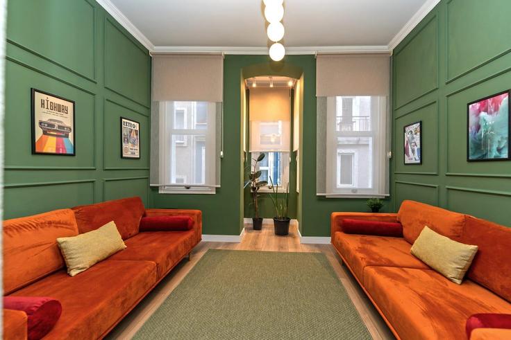 Building Küçük Bayır Sokak - ipmhomes - 1335868 adresindeki bir dairede modern mobilyalarla zarif bir şekilde tasarlanmış oturma odası Şişli, İstanbul Building Küçük Bayır Sokak - ipmhomes - 1335868 adresindeki bir dairede modern mobilyalarla zarif bir şekilde tasarlanmış oturma odası Şişli, İstanbul