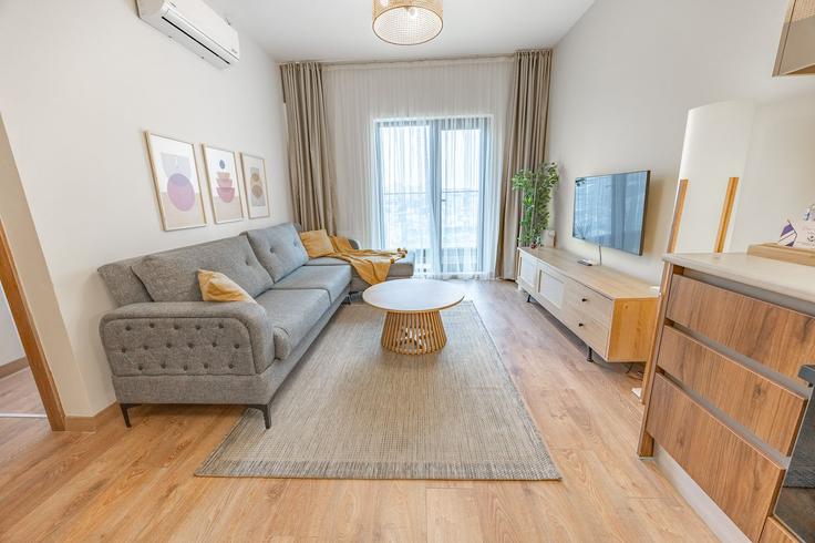 Elegante sala de estar con mobiliario moderno en un apartamento en Building Taşocağı Yolu Caddesi - ipmhomes - 1502852 en Bağcılar, İstanbul