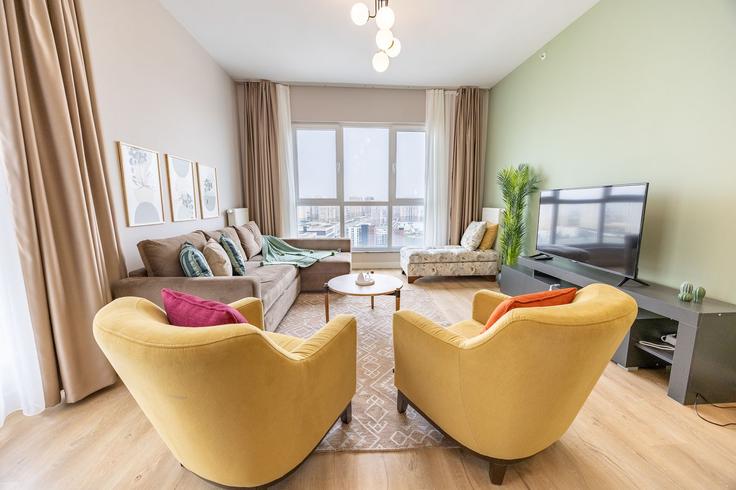 Salle de séjour élégante avec mobilier moderne dans un appartement à Building Ispartakule Bulvarı - ipmhomes - 1502859 à Avcılar, İstanbul