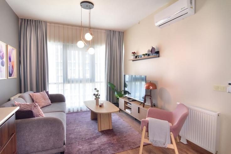 Salle de séjour élégante avec mobilier moderne dans un appartement à Building Taşocağı Yolu Caddesi - ipmhomes - 1335811 à Bağcılar, İstanbul Salle de séjour élégante avec mobilier moderne dans un appartement à Building Taşocağı Yolu Caddesi - ipmhomes - 1335811 à Bağcılar, İstanbul