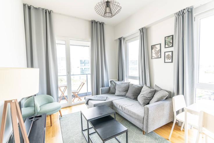 Elegant gestaltetes Wohnzimmer mit moderner Einrichtung in einer Wohnung im Building Cendere Caddesi - ipmhomes - 1335805 in Kağıthane, İstanbul