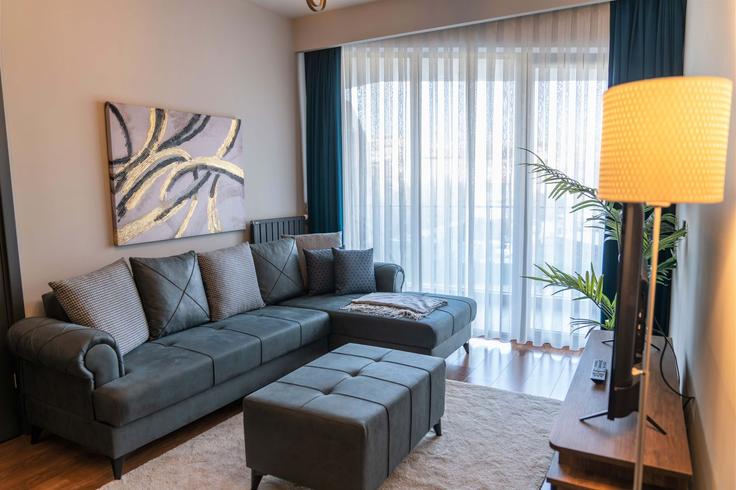 Sala de estar elegantemente projetada com móveis modernos em um apartamento no Building Kurtuluş Deresi Caddesi - ipmhomes - 1335844 em Beyoğlu, İstanbul Sala de estar elegantemente projetada com móveis modernos em um apartamento no Building Kurtuluş Deresi Caddesi - ipmhomes - 1335844 em Beyoğlu, İstanbul