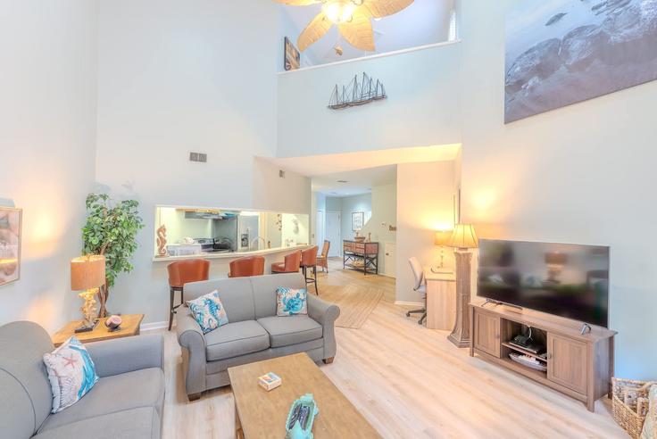 Sala de estar elegantemente projetada com móveis modernos em um apartamento no Building Cordillo Parkway - island-head-rentals - 1322534 em Hilton Head Island, Hilton Head Island Sala de estar elegantemente projetada com móveis modernos em um apartamento no Building Cordillo Parkway - island-head-rentals - 1322534 em Hilton Head Island, Hilton Head Island