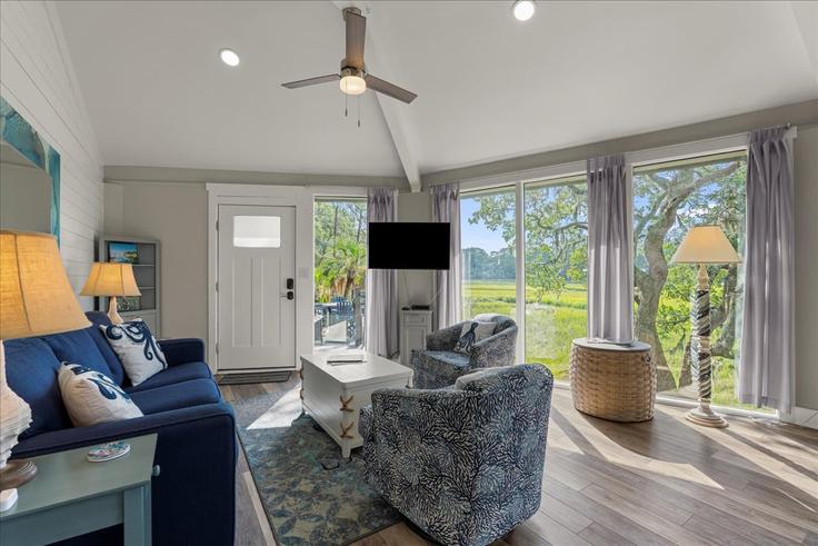 Sala de estar elegantemente projetada com móveis modernos em um apartamento no Building Deer Island Road - island-head-rentals - 1351744 em Hilton Head Island, Hilton Head Island Sala de estar elegantemente projetada com móveis modernos em um apartamento no Building Deer Island Road - island-head-rentals - 1351744 em Hilton Head Island, Hilton Head Island