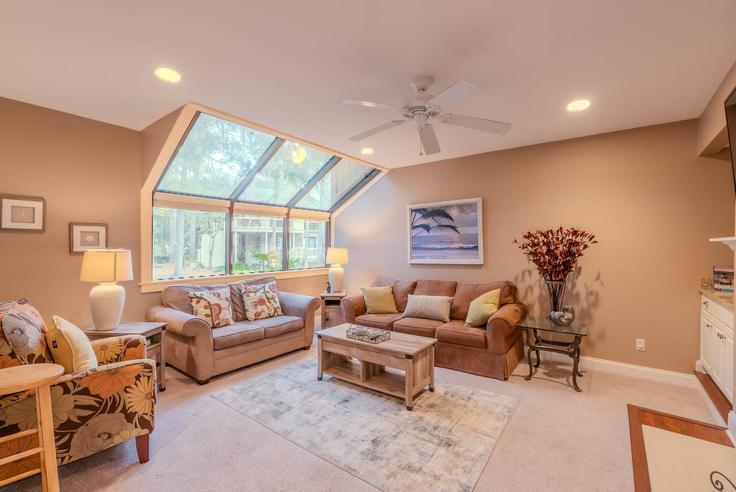 Building Beachwalk Villa - island-head-rentals - 1366633 adresindeki bir dairede modern mobilyalarla zarif bir şekilde tasarlanmış oturma odası Hilton Head Island, Hilton Head Island