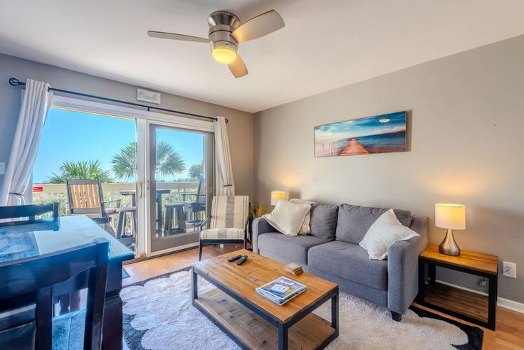 Salle de séjour élégante avec mobilier moderne dans un appartement à Building North Forest Beach Drive - island-head-rentals - 1436439 à Hilton Head Island, Hilton Head Island
