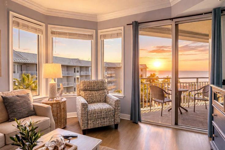 Sala de estar elegantemente projetada com móveis modernos em um apartamento no Building North Forest Beach Drive - island-head-rentals - 1470517 em Hilton Head Island, Hilton Head Island