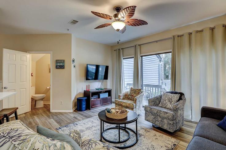 Salle de séjour élégante avec mobilier moderne dans un appartement à Building Lemoyne Avenue - island-head-rentals - 1470518 à Hilton Head Island, Hilton Head Island