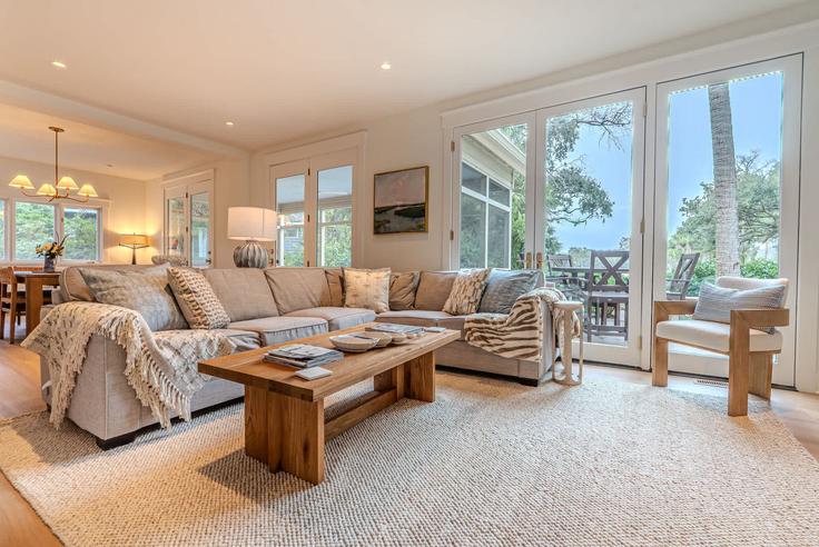 Elegant gestaltetes Wohnzimmer mit moderner Einrichtung in einer Wohnung im Building Heath Drive - island-head-rentals - 1495735 in Hilton Head Island, Hilton Head Island