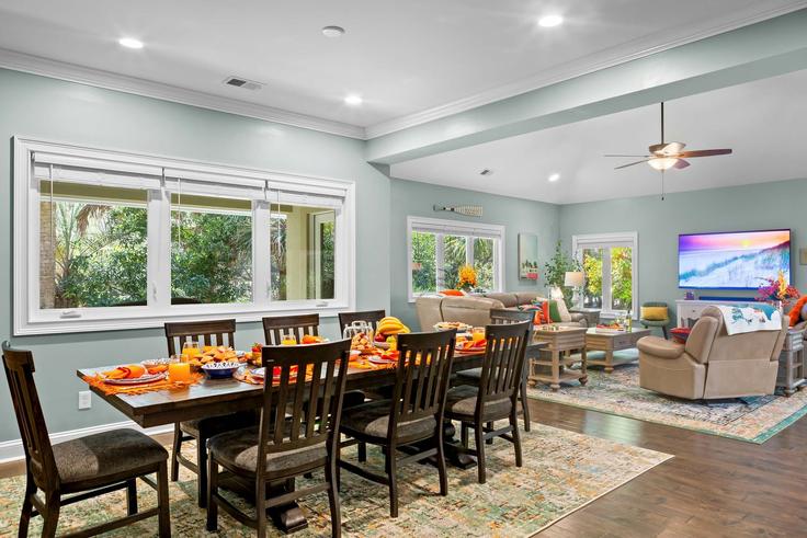 Elegant gestaltetes Wohnzimmer mit moderner Einrichtung in einer Wohnung im Building Firethorn Lane - island-head-rentals - 1498586 in Hilton Head Island, Hilton Head Island