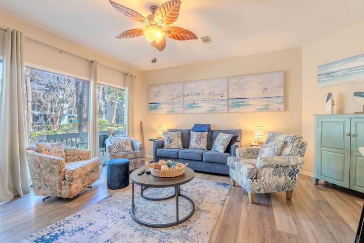 Building Lemoyne Avenue - island-head-rentals - 1470518 adresindeki bir dairede modern mobilyalarla zarif bir şekilde tasarlanmış oturma odası Hilton Head Island, Hilton Head Island