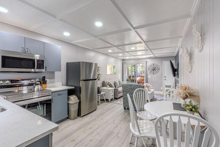 Building Lagoon Road - island-head-rentals - 1508866 adresindeki bir dairede modern mobilyalarla zarif bir şekilde tasarlanmış oturma odası Hilton Head Island, Hilton Head Island