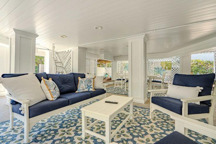 Elegant gestaltetes Wohnzimmer mit moderner Einrichtung in einer Wohnung im Building Periwinkle Lane - island-head-rentals - 1388270 in Hilton Head Island, Hilton Head Island
