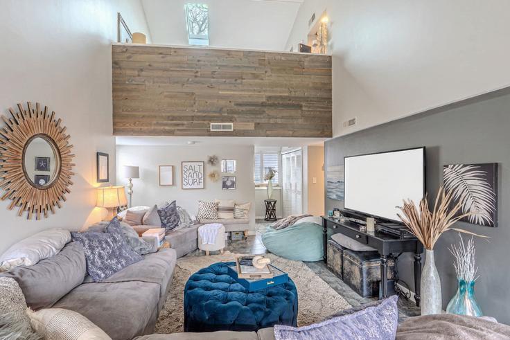 Elegant gestaltetes Wohnzimmer mit moderner Einrichtung in einer Wohnung im Building Cordillo Parkway - island-head-rentals - 1473082 in Hilton Head Island, Hilton Head Island