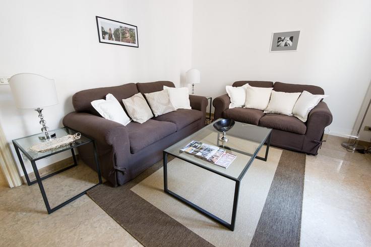 Elegante sala de estar con mobiliario moderno en un apartamento en Building Vicoletto Scala - italianflat-ltd - 1501861 en Verona, Verona Elegante sala de estar con mobiliario moderno en un apartamento en Building Vicoletto Scala - italianflat-ltd - 1501861 en Verona, Verona