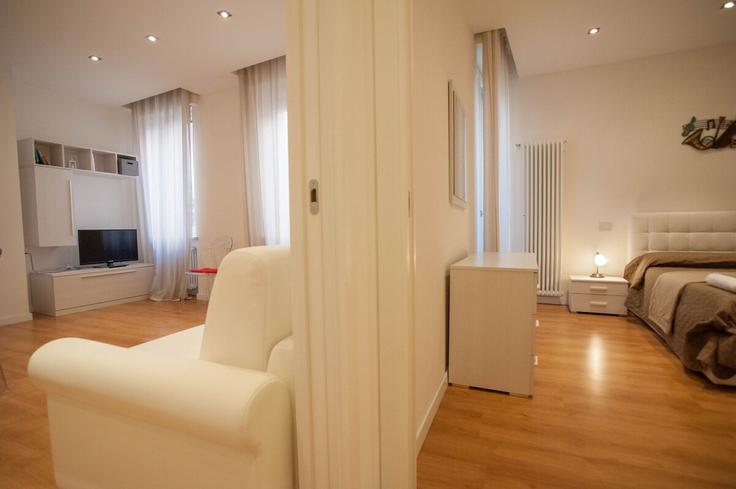 Elegante sala de estar con mobiliario moderno en un apartamento en Building Via Anfiteatro - italianflat-ltd - 1501852 en Verona, Verona Elegante sala de estar con mobiliario moderno en un apartamento en Building Via Anfiteatro - italianflat-ltd - 1501852 en Verona, Verona