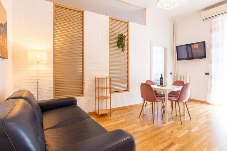 Salle de séjour élégante avec mobilier moderne dans un appartement à Building Piazza Napoli - italianflat-ltd - 1501823 à Milan, Milan