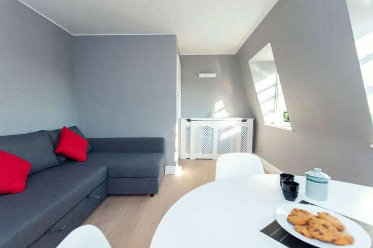 Elegante sala de estar con mobiliario moderno en un apartamento en Building Sinclair Road - italianflat-ltd - 1501863 en London Borough of Hammersmith and Fulham, London