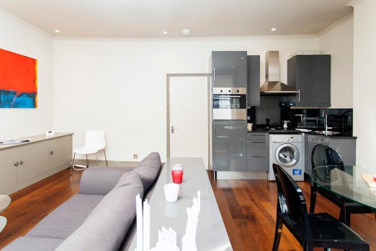 Sala de estar elegantemente projetada com móveis modernos em um apartamento no Building Gledhow Gardens - italianflat-ltd - 1501864 em Royal Borough of Kensington and Chelsea, London Sala de estar elegantemente projetada com móveis modernos em um apartamento no Building Gledhow Gardens - italianflat-ltd - 1501864 em Royal Borough of Kensington and Chelsea, London